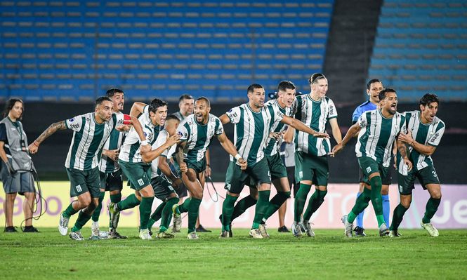 Los jugadores de Racing celebran la clasificación a la fase de grupos de la Copa Sudamericana tras vencer en definición por penales a Wanderers