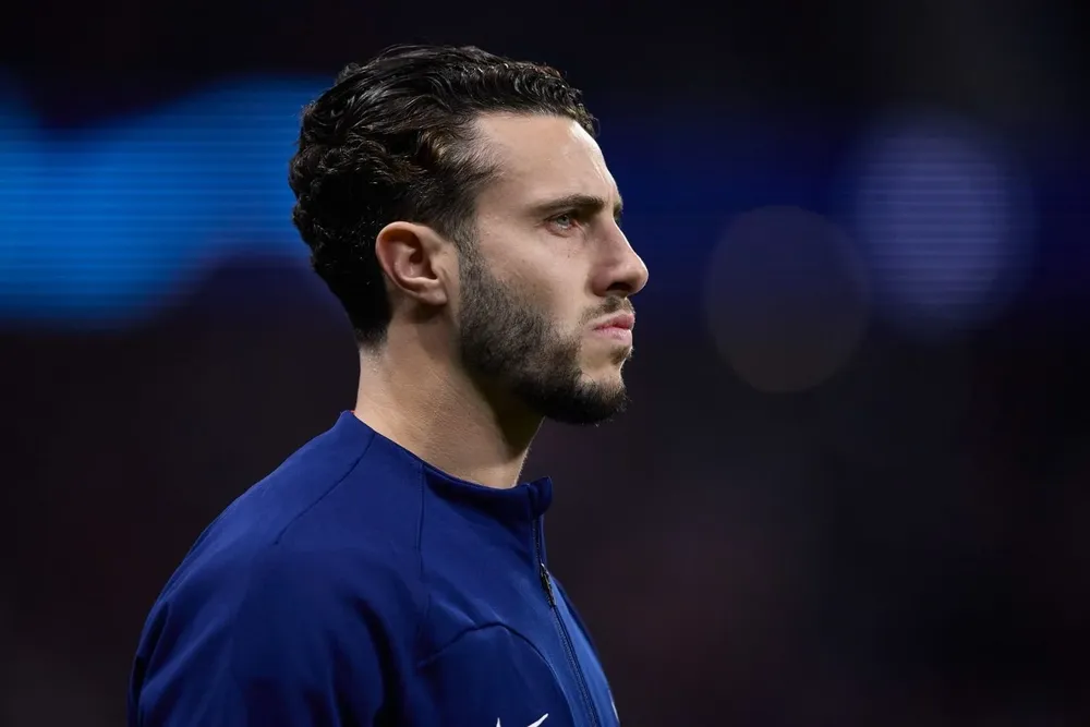 Mario Hermoso, más afuera que adentro.