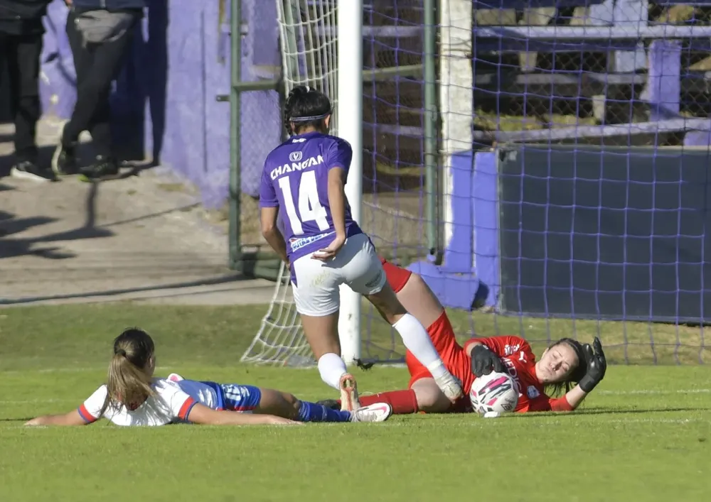 Anabel Ubal en el arco de Defensor