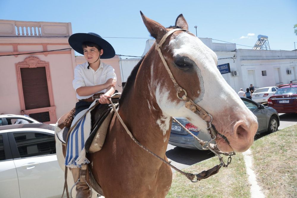 Niño a caballo que saludó a Luis Lacalle Pou