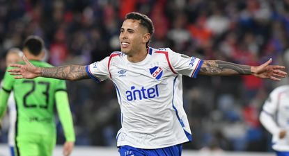 Christian Oliva festeja su gol para Nacional ante Atlético Nacional de Medellín por Copa Libertadores
