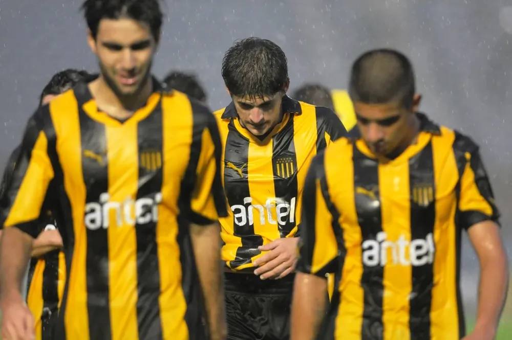 Con goles de Pastorini y Suárez empataron los aurinegros con los violetas