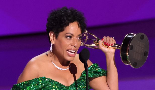 Liza Colón-Zayas ganó su primer Emmy por su papel en El oso