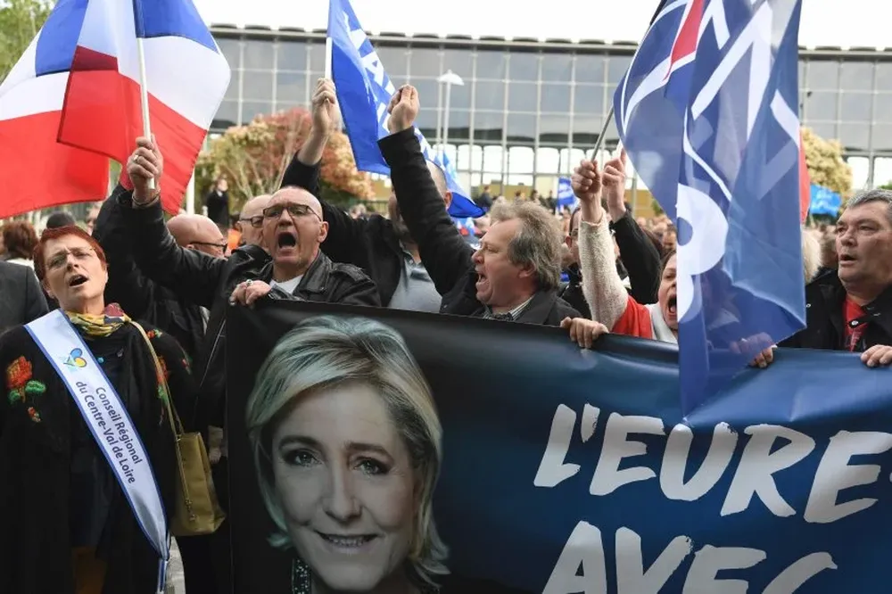 Manifestantes pro Le Pen en el Parque de exposiciones de Villepinte