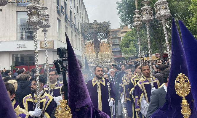 Procesiones y emoción en las calles, en la Madrugá de Sevilla.