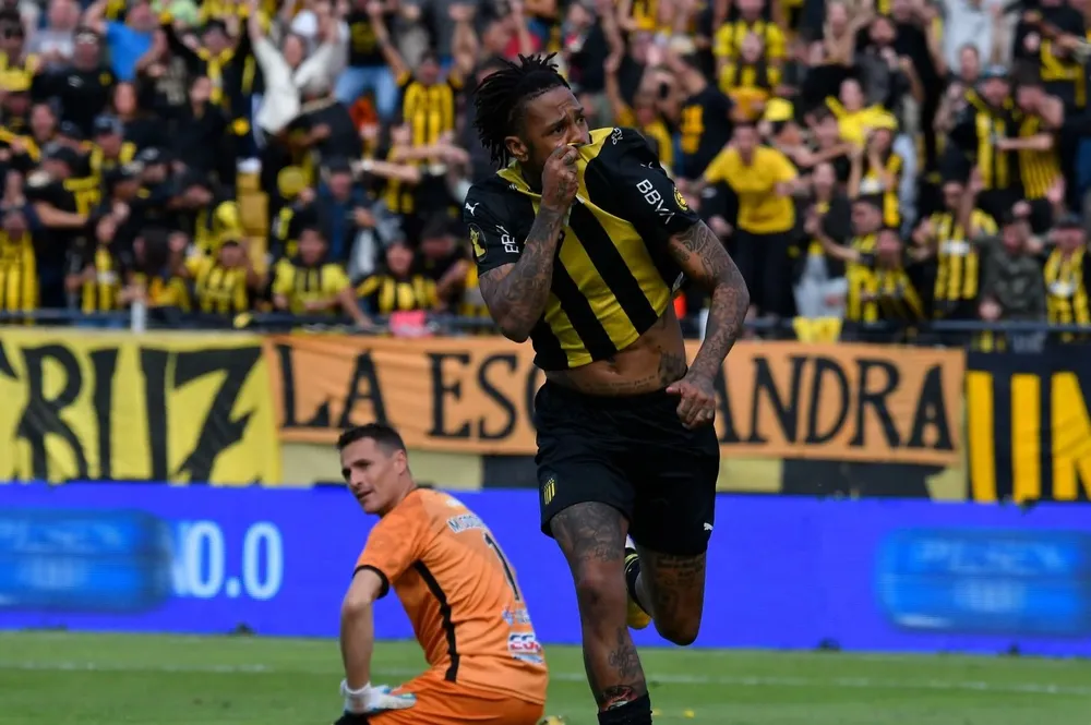 Abel Hernández celebra su primer gol para Peñarol ante Danubio
