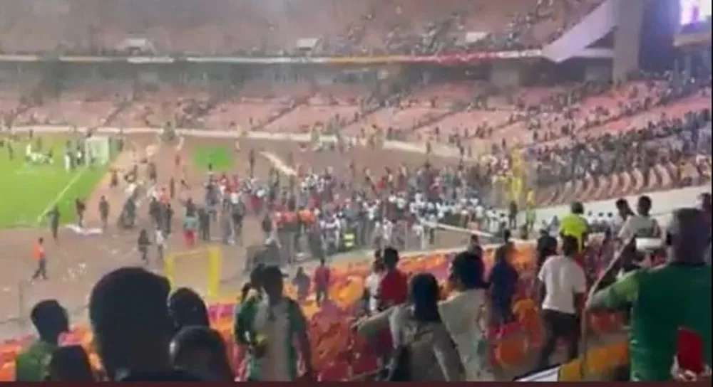 El público saltó a la cancha en Nigeria