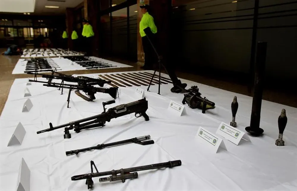 Colombia- Policía Nacional de Colombia custodia armas y municiones incautadas a la banda criminal Bloque Meta