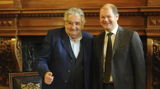 El expresidente José Mujica junto al entonces alcalde de Hamburgo Olaf Scholz, en 2011