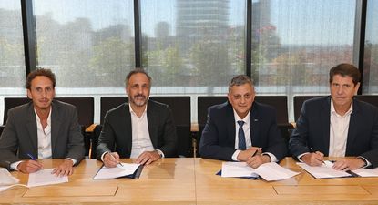 Nicolás Mindlin (Pampa Energía), Marcos Bulgheroni (PAE), Horacio Marín (YPF) y Mariano Cancelo (Harbour Energy) en la firma del acuerdo