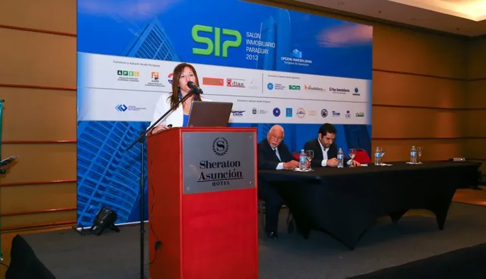 Carina Bertiz disertando en el Salón Inmobiliario de Paraguay, en Asunción en el año 2013