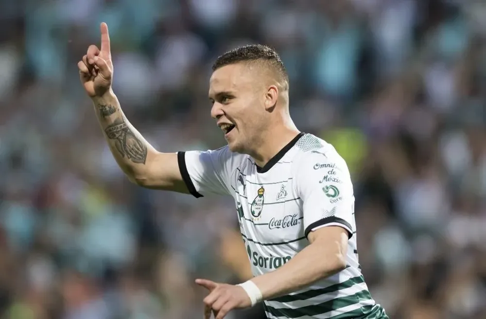 Jonathan Rodríguez festeja uno de sus goles ante Monterrey