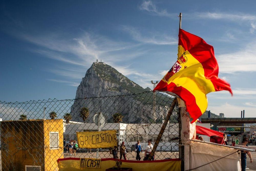 La verja separa suelo español de británico en Gibraltar.