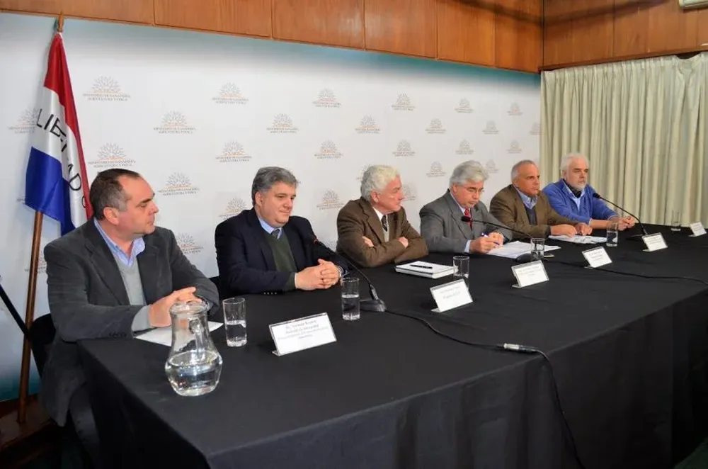Bennett, Fontán, Stanham, Aguerre, Roel y Brum en la conferencia de prensa realizada en el MGAP.
