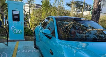 Le empresa que monta una red de 100 cargadores eléctricos, invirtió US$ 2.5 millones y estudia instalar su propia planta fotovoltaica