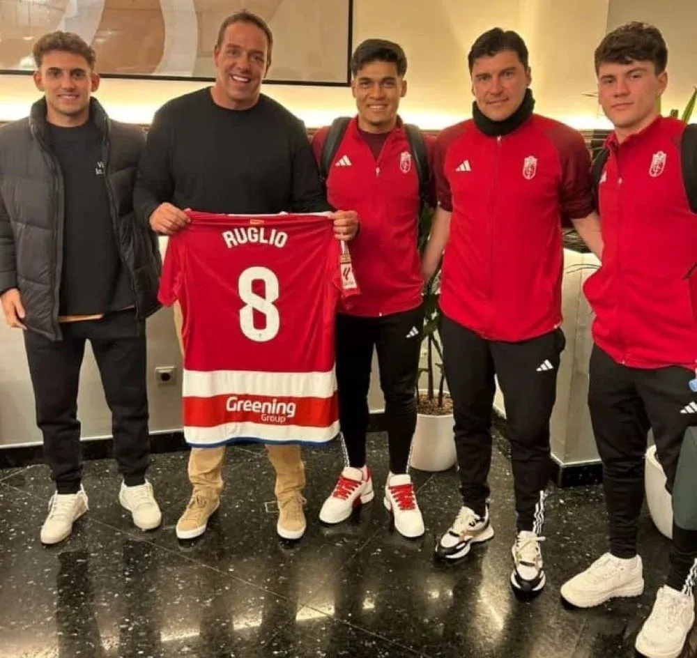 El presidente de Peñarol, Ignacio Ruglio, fue a Granada a ver al equipo español y se fotografió con los uruguayos del club: Máximo Alonso, Matías Arezo, el técnico Alexander Cacique Medina y Facundo Pellistri