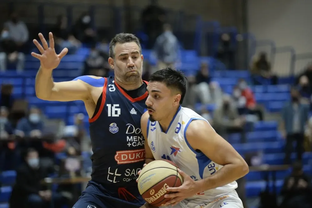 Cabezas marca a Álvarez