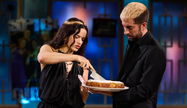 La cantante Rosalía corta el bizcocho que le preparó a David Broncano.