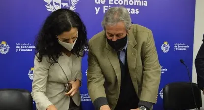 Arbeleche y Antía durante la firma del acuerdo.