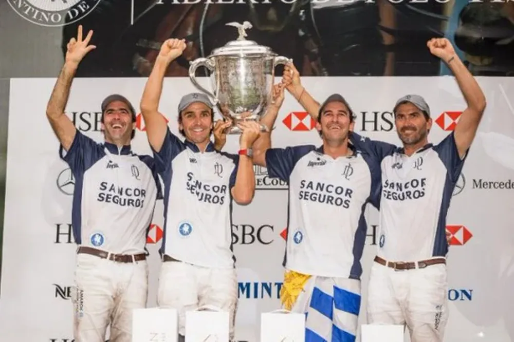 Pelón Stirling al lado de Cambiaso en el podio y con la bandera uruguaya