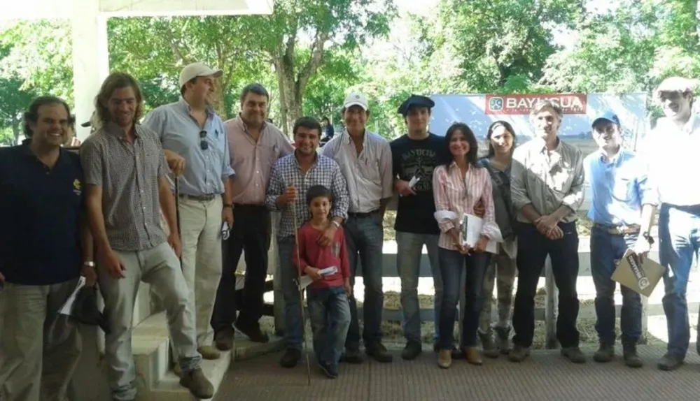 Integrantes de la cabaña y de MegaAgro en la Rural de Durazno
