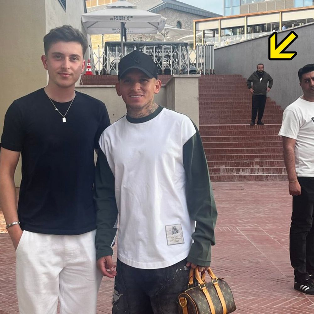 En las últimas horas circuló una foto que Lucas Torreira se sacó con un fan y en la que el agresor aparece por detrás