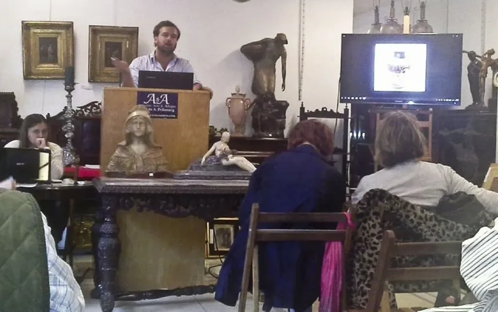 Andrés Prilassnig remató la cómoda francesa del siglo XIX en US$ 11 mil