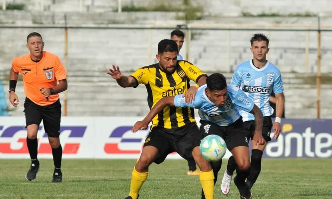 Peñarol volvió con sus fantasmas, sin fútbol y con una obsesión a la improvisación