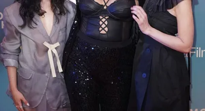 Las protagonistas de Como el mar, Zoe Hochbaum y Sofía Gala Castiglione, junto a la actriz Moria Casan