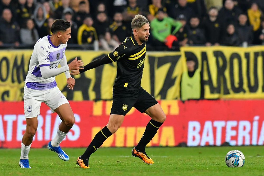 Gastón Ramírez, de Peñarol, en acción