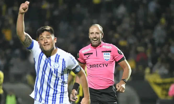 Mauro Brasil, de Cerro Largo, y el árbitro Daniel Fedorczuk