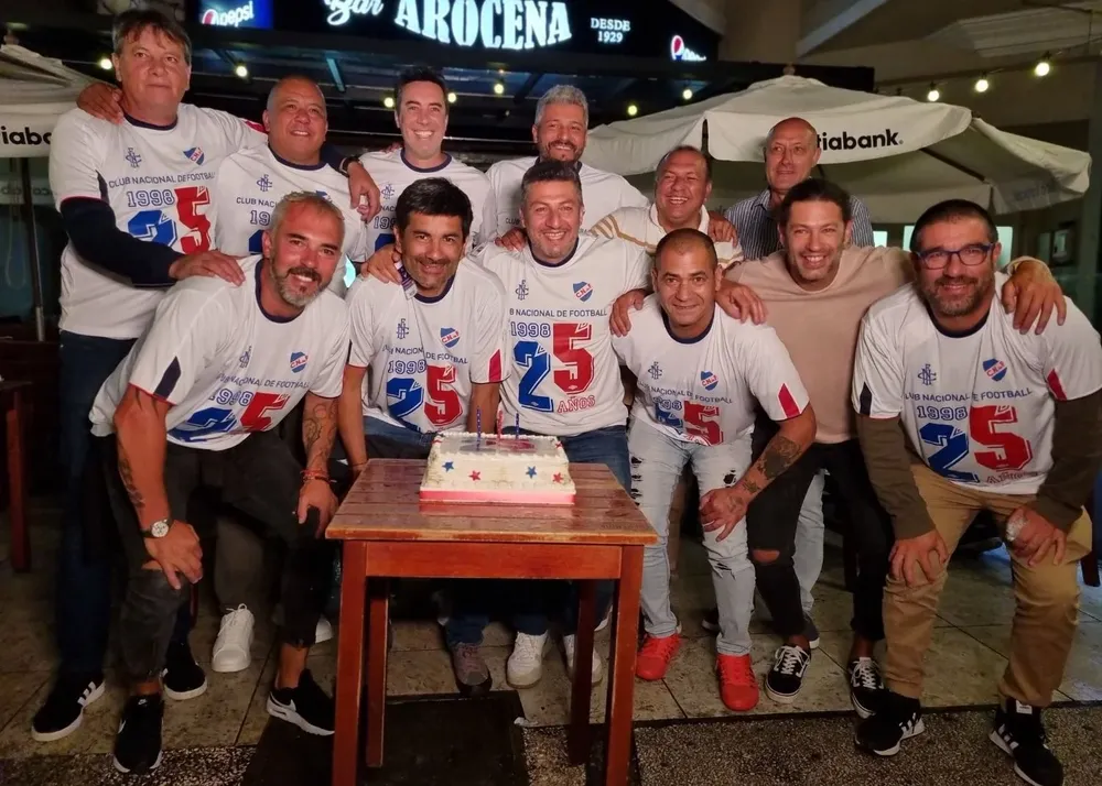 Leonardo Romay, Damián Rodríguez, Marcos Vanzini, Gustavo Munúa, Ruben Sosa, Pedro Barrios; abajo, Jorge Delgado, Fabián Coelho, Gianni Guigou, Carlos Camejo, Gabriel Alvez y Rodrigo Lemos.