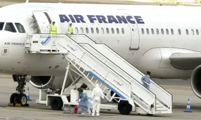 Avión en Madrid detenido con los pasajeros adentro por posible caso de ébola