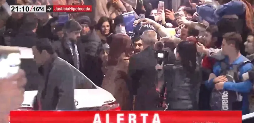 Otra toma del momento en que le apuntan en la cara a Cristina Kirchner