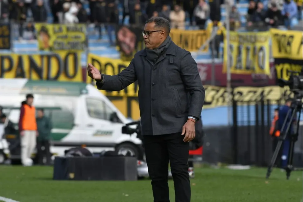 Darío Rodríguez haciendo gestos en pleno partido entre Peñarol y Cerro
