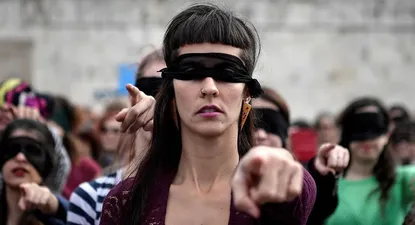 Activistas femeninas realizan la coreografía frente al parlamento griego en la Plaza Syntagma de Atenas el 22 de diciembre de 2019.