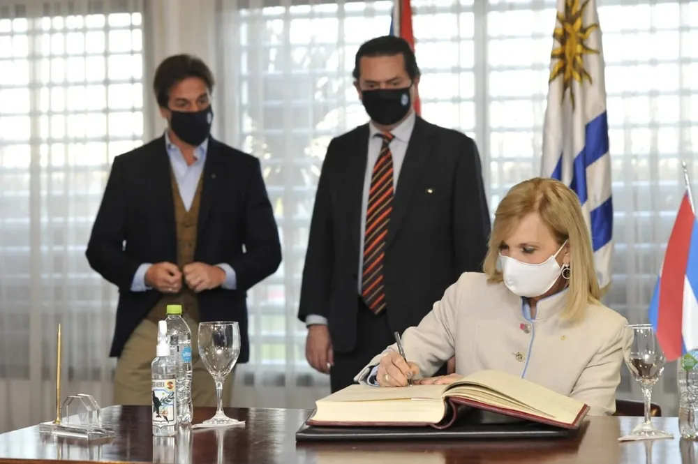 Beatriz Argimón asume por primera vez como presidenta interina