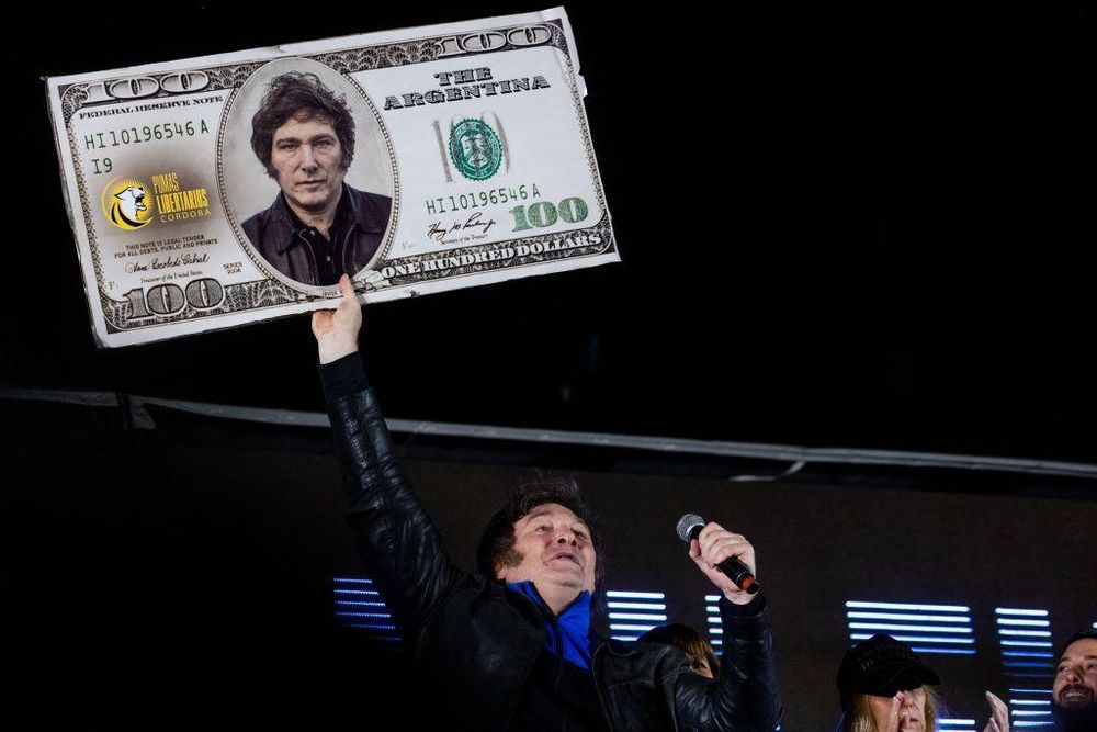 Milei asegura que los argentinos adoptarán el dólar y entonces cerrará el Banco Central.