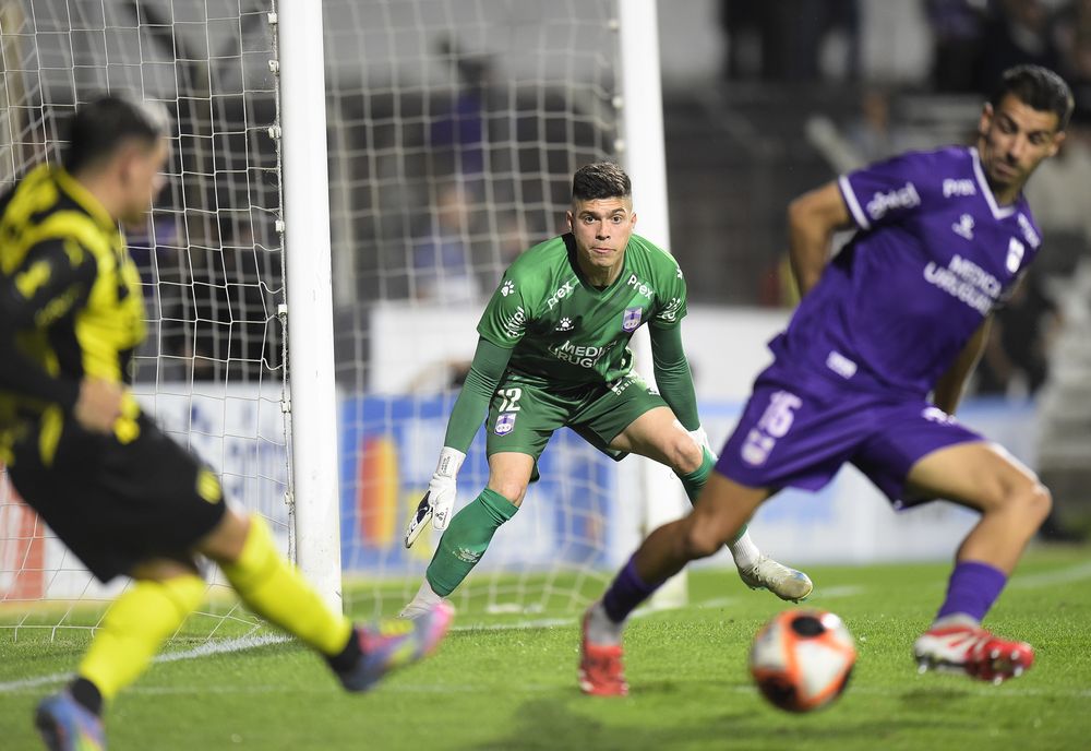 Kevin Dawson en la derrota de Defensor Sporting contra Peñarol por Copa AUF Uruguay