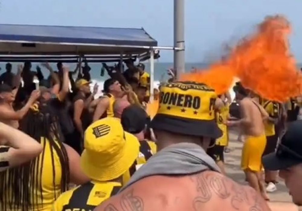 Peñarol en Río de Janeiro: el hincha que tira fuego por la boca