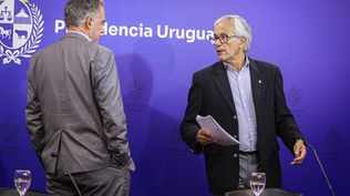 Yamandú Orsi y Juan Castillo en una conferencia de prensa en Torre Ejecutiva. Imagen de archivo