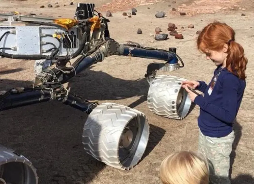 Mi hija de 8 años manejando un rover #Girlswithtoys