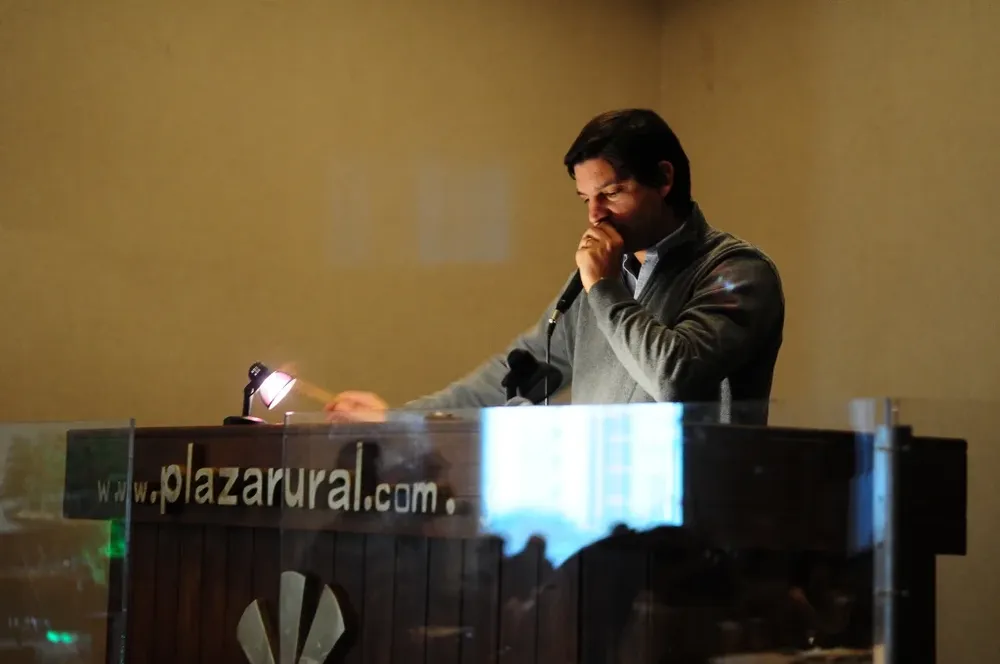 Alejandro Zambrano en pleno remate de Plazarural