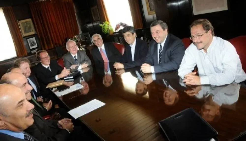 Autoridades del MEF y empresarios durante una reunión a mediados de 2014. -