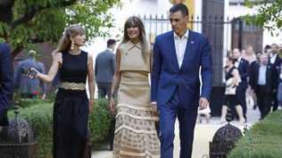 La encargada de protocolo discute con Pedro Sánchez en su llegada a la cena con mandatarios.