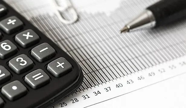 Mathías Lehrer de Yo Calculo junto al equipo de Claro Uruguay