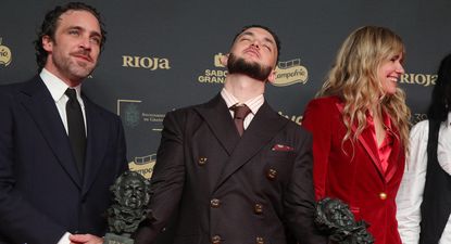 C. Tangana posa con los dos Goya que obtuvo en la premiación. EFE