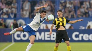 Claudio Baeza de Vélez Sarsfield en la marca de Maximiliano Silvera de Peñarol por Copa Libertadores