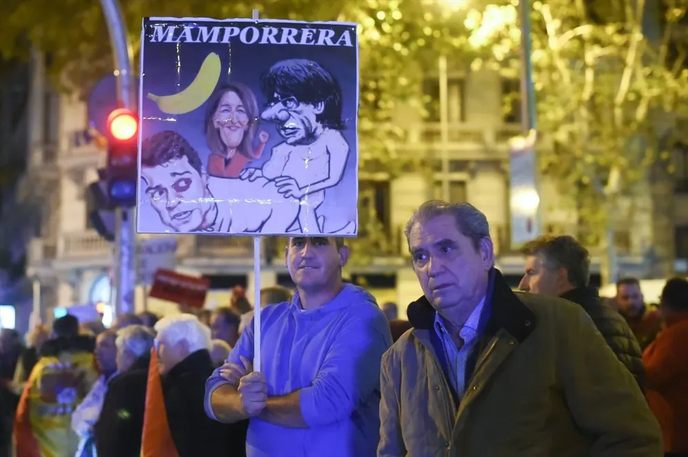 Decenas de personas durante una manifestación contra la amnistía frente a la sede del PSOE en Ferraz, a 20 de noviembre de 2023