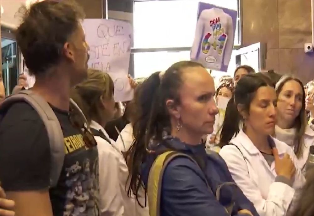 Maestros entraron al edificio de la ANEP y protestan por mayor seguridad tras violencia en Escuela N°123 de Jardines del Hipódromo de Montevideo